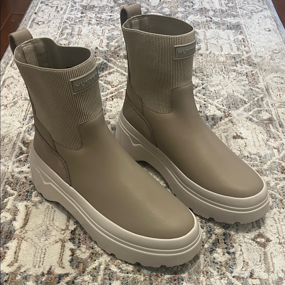Hunter Womens Explorer Chelsea Flatform Boot, Size 9